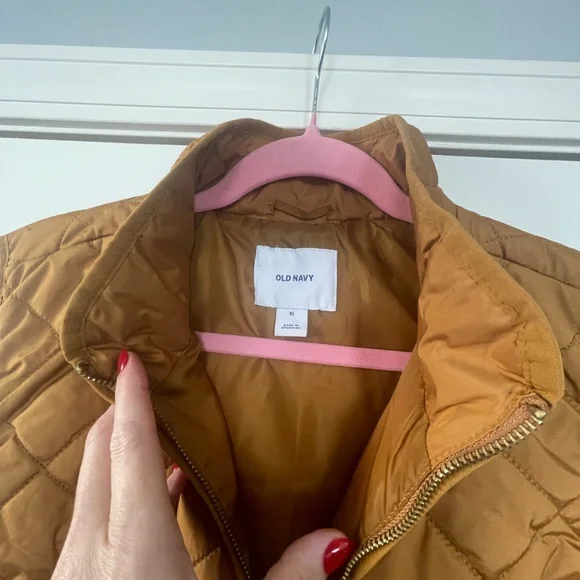 Old Navy Women's Quilted Mustard/Gold Vest - Picture 2 of 4